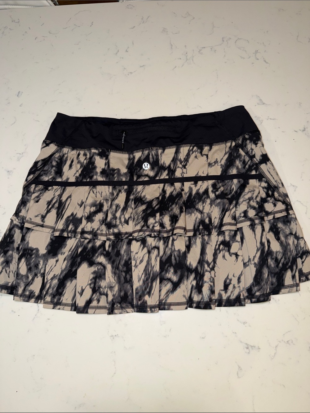 lululemon athletica Black and Beige Marble Print  Skirt size 8 NWOT